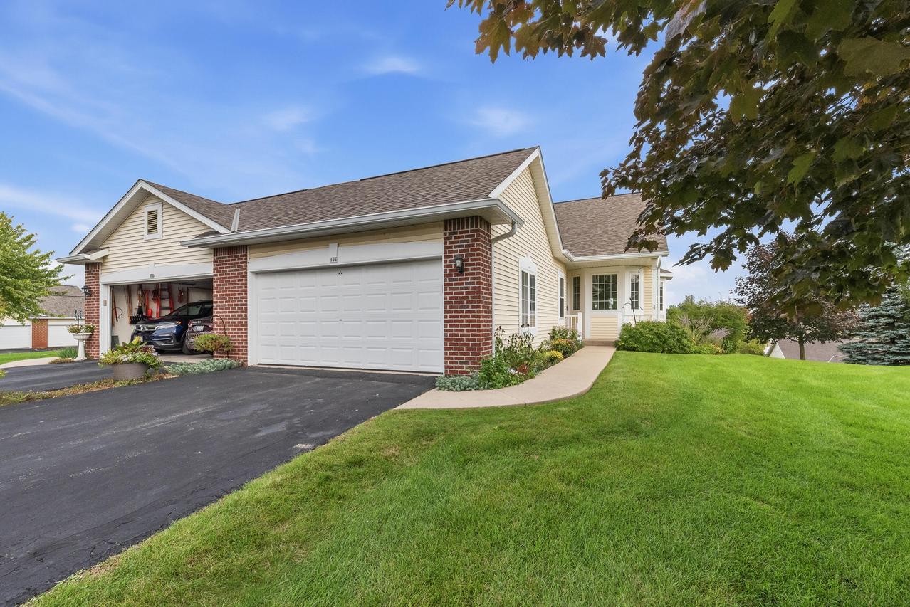994 Niagara Ct, Port Washington, WI 53074