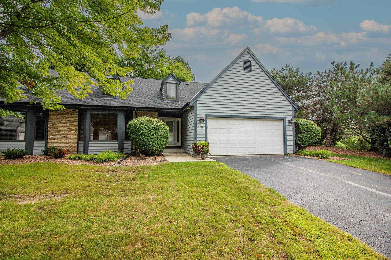 W52N106 Pioneer Ct #B, Cedarburg, WI 53012