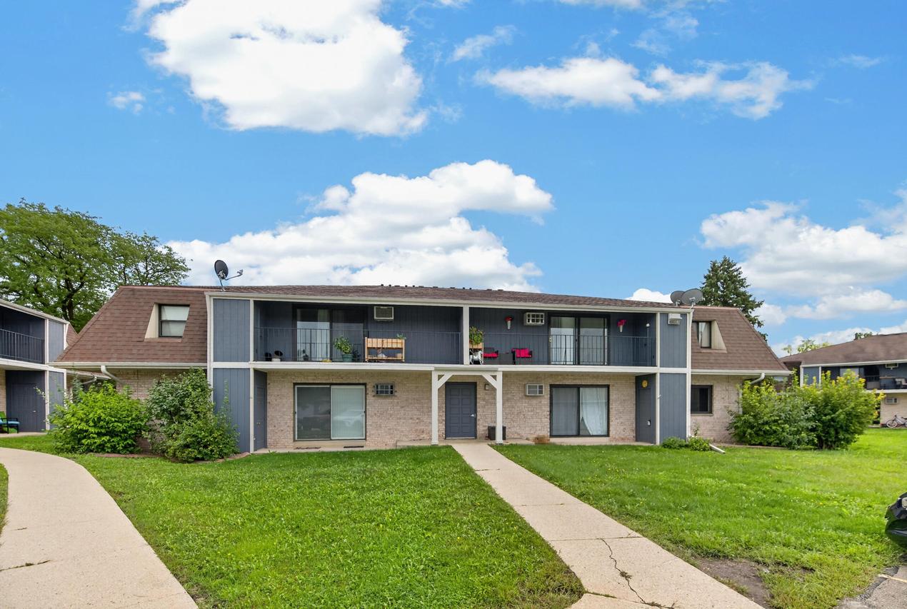 3233 W Mangold Ave #F, Greenfield, WI 53221