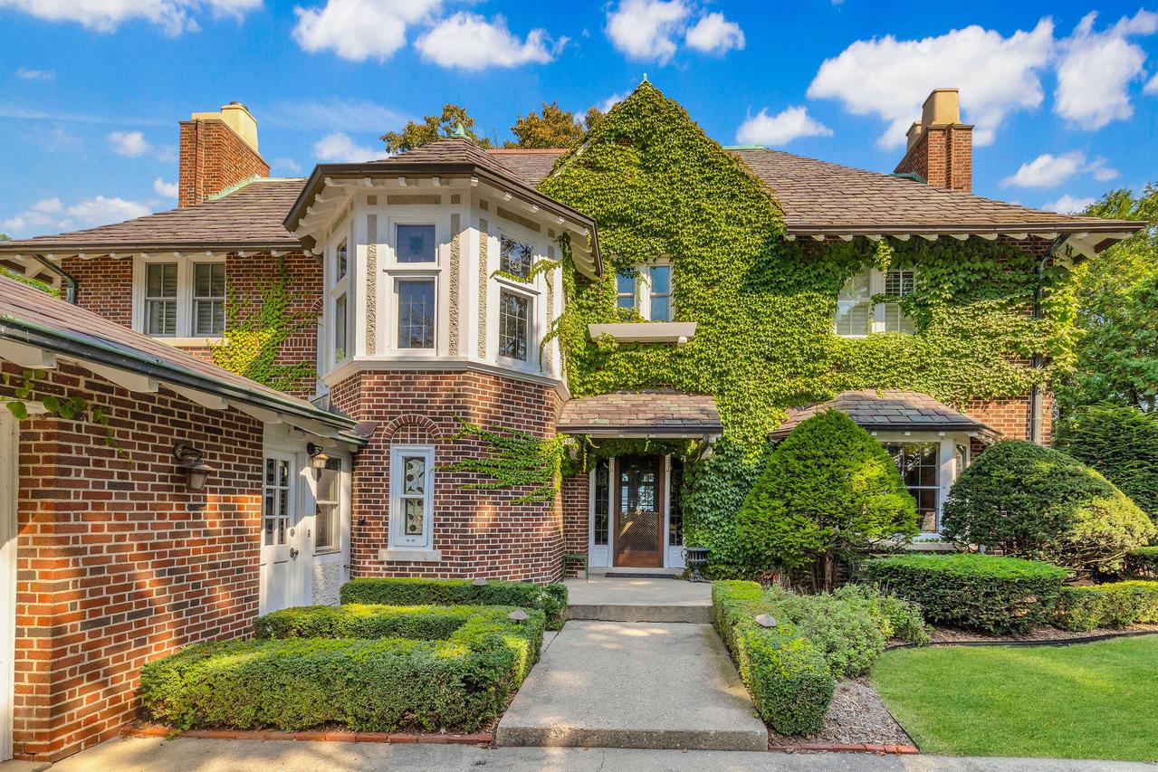 4400 N Lake Dr, Shorewood, WI 53211