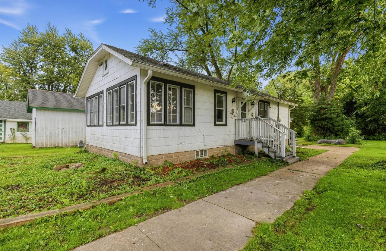 30521 79th Pl, Salem Lakes, WI 53168