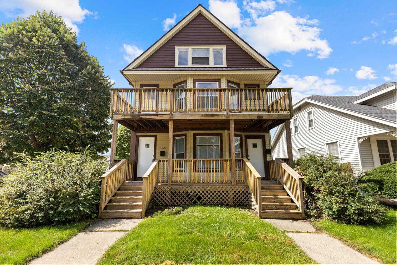 1237 S 73rd St, West Allis, WI 53214