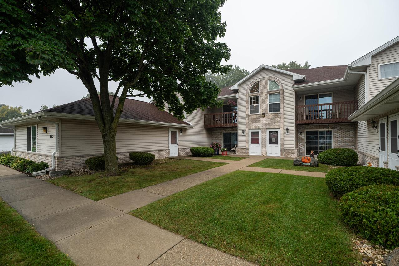6185 S Creekside Dr #5, Cudahy, WI 53110