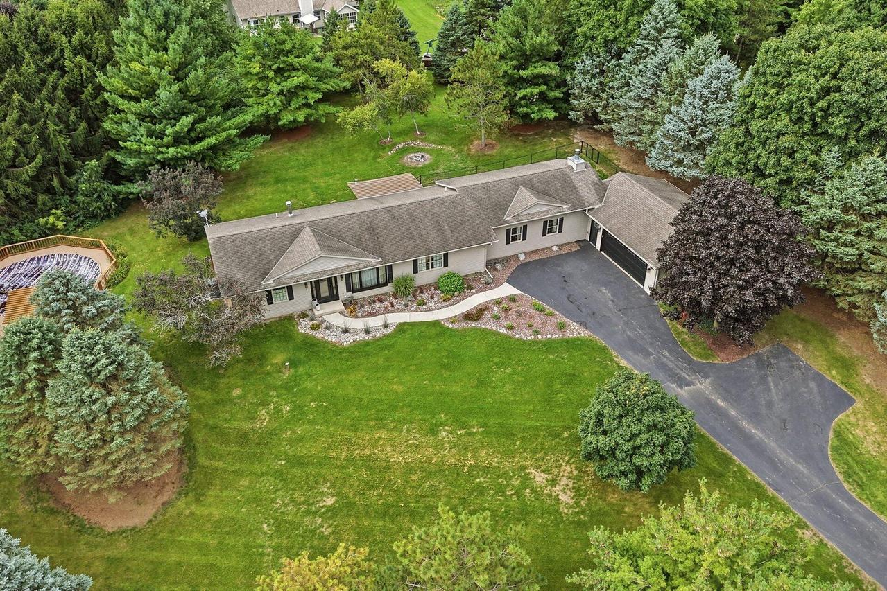 W2627 Copperhead Ln, Lafayette, WI 53121
