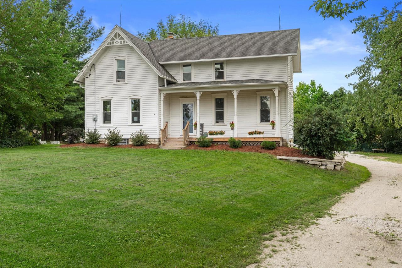 N4W22625 Bluemound Rd, Pewaukee, WI 53186