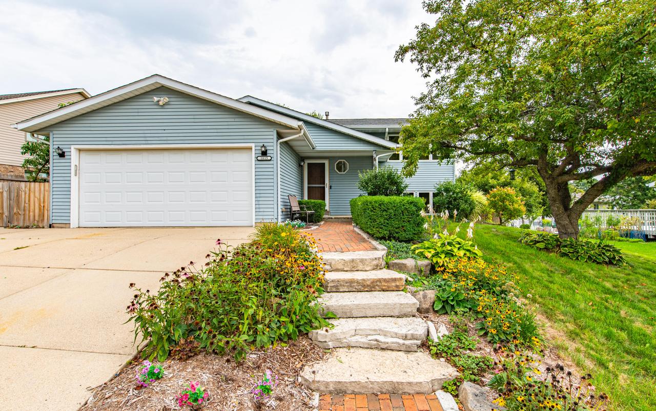 1815 Erin Ln, Waukesha, WI 53188