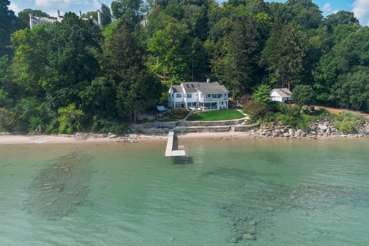 7000 N Beach Dr, Fox Point, WI 53217