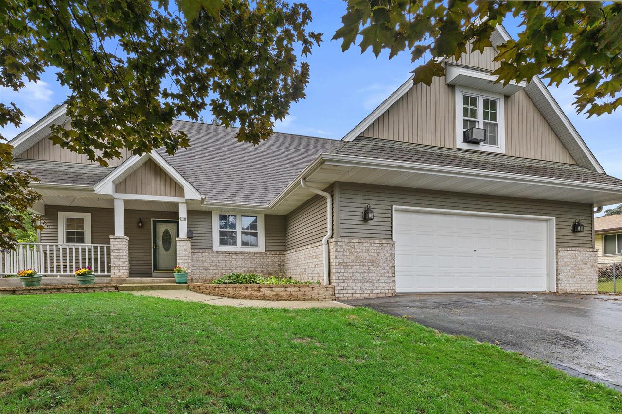 615 Braewood Dr, Waterford, WI 53185