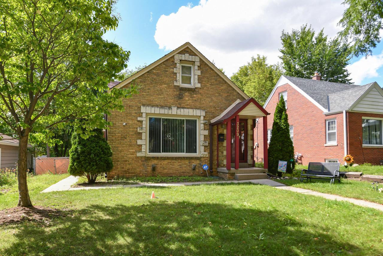 3209 N 81st St, Milwaukee, WI 53222