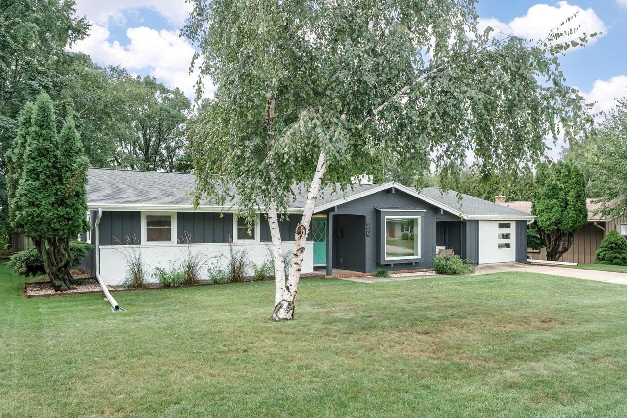 225 Crestwood Dr, Sheboygan Falls, WI 53085