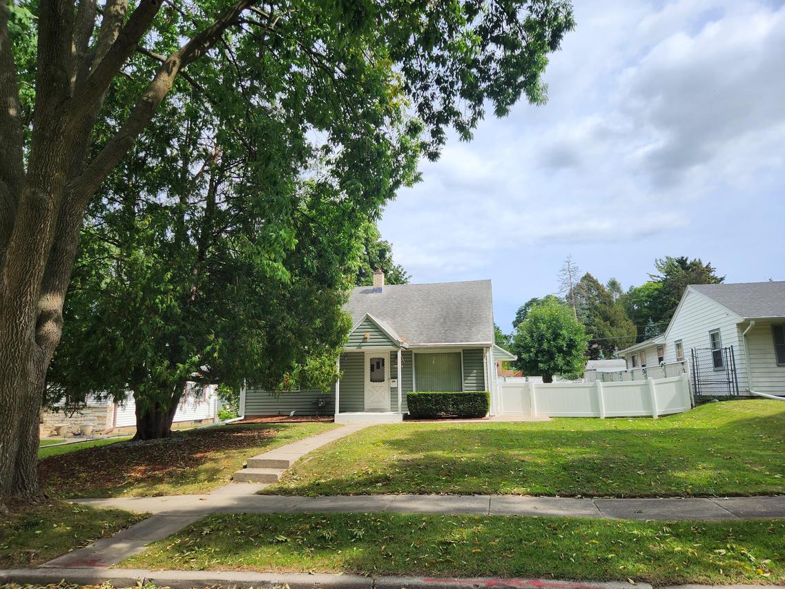 4960 N 73rd St, Milwaukee, WI 53218
