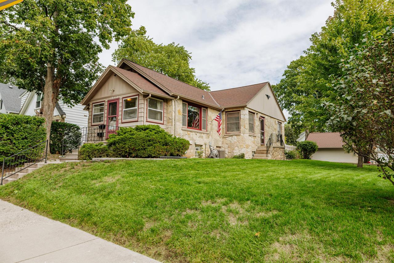 1972 S 90th St, West Allis, WI 53227