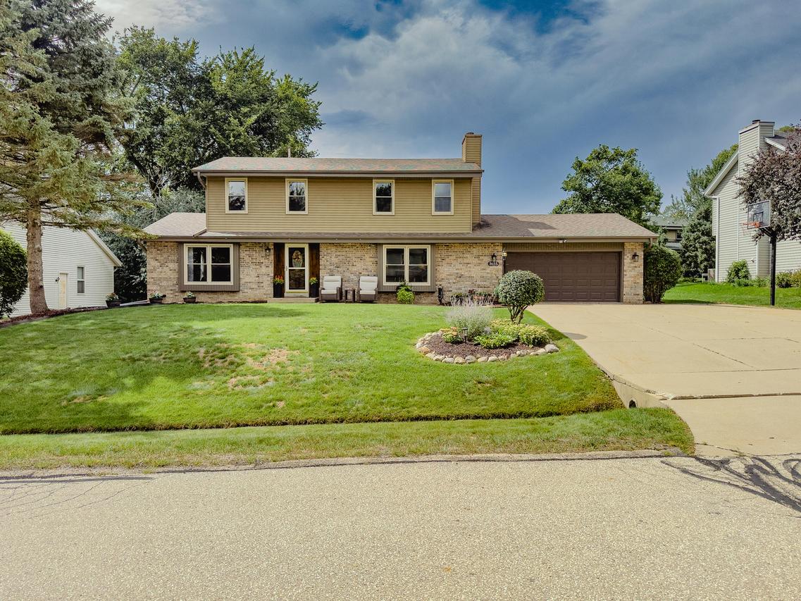 3655 S Sandalwood Dr, New Berlin, WI 53151