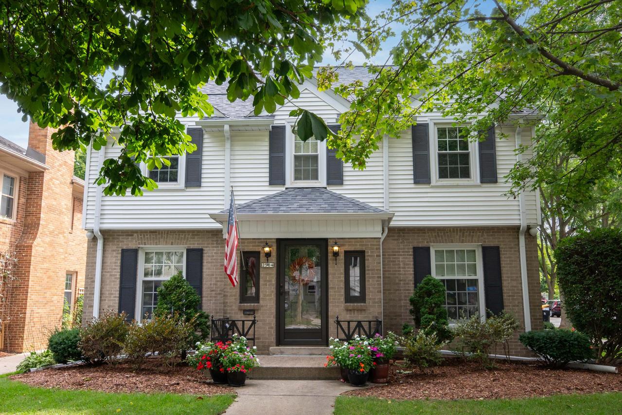 2504 N 90th St, Wauwatosa, WI 53226