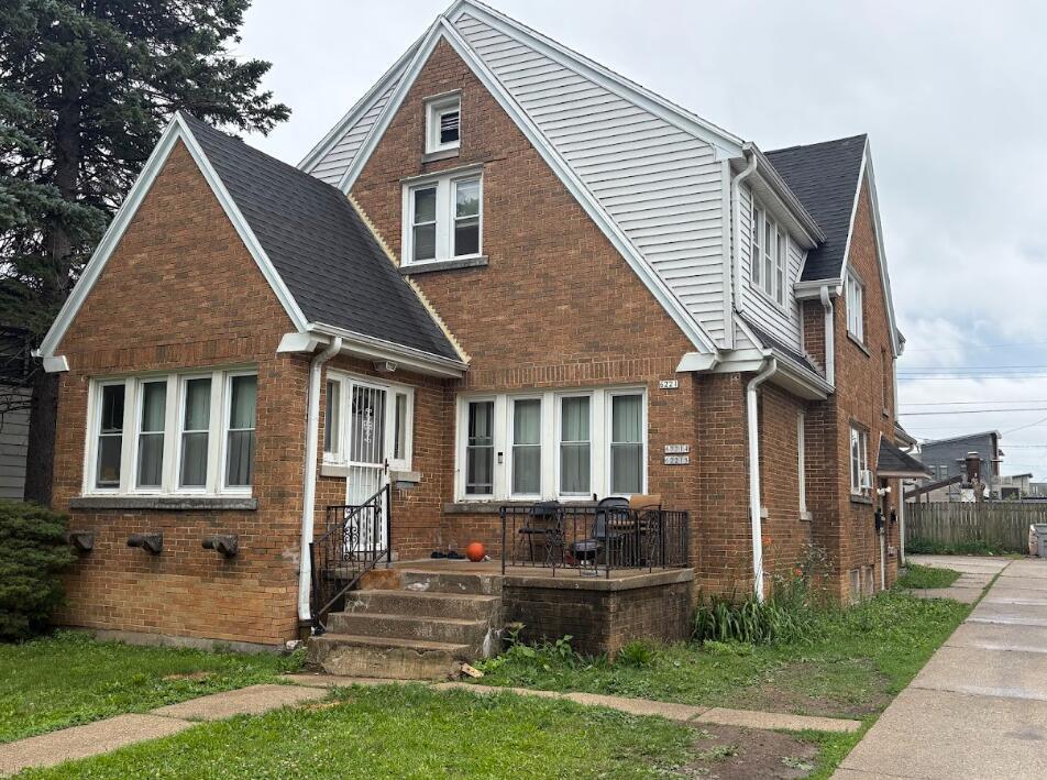 6221 W Thurston Ct, Milwaukee, WI 53218