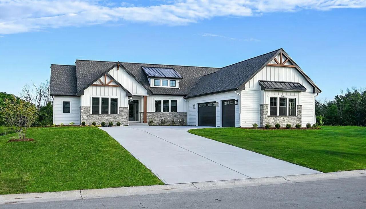 9401 W Huntington Dr, Mequon, WI 53097