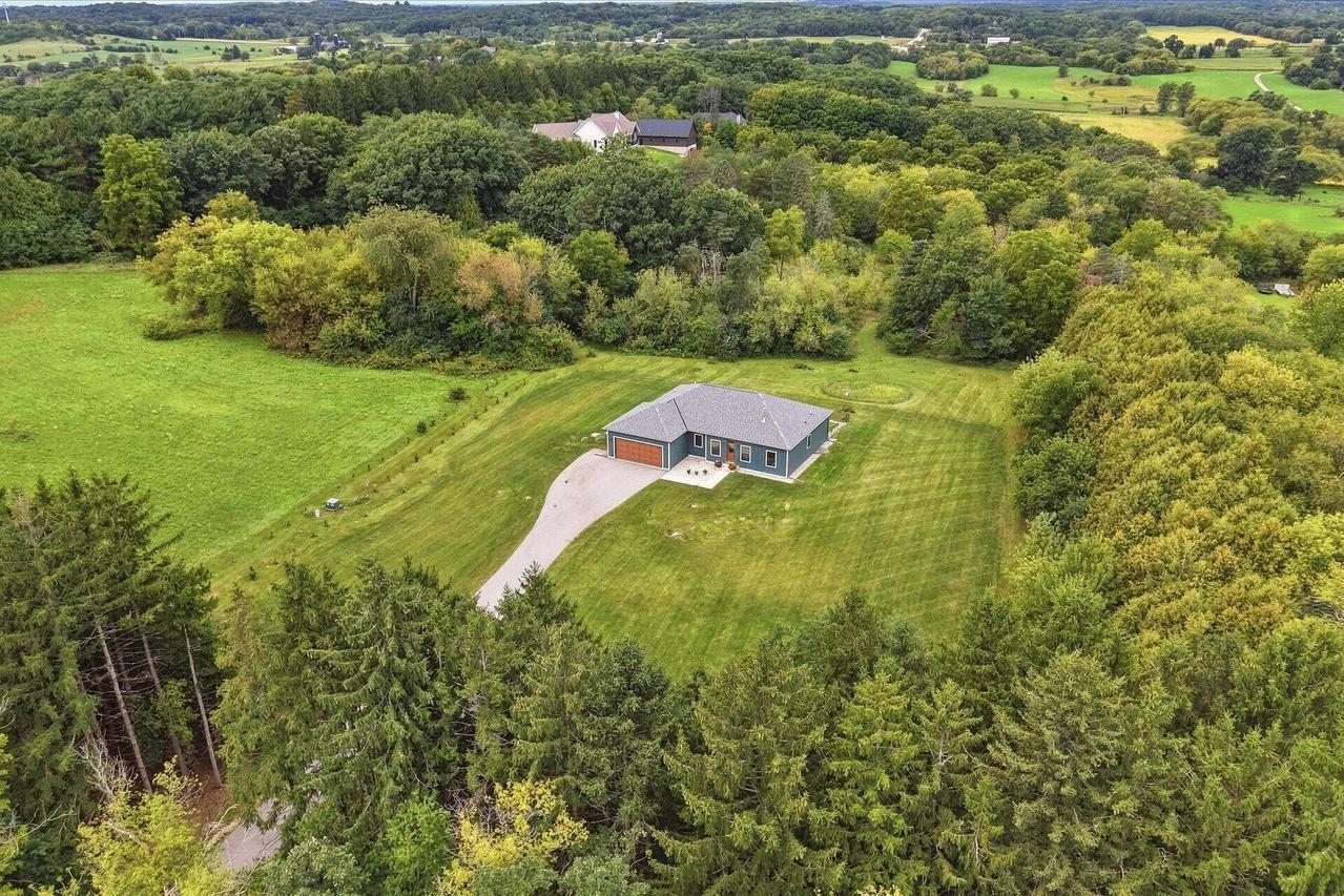 W290S6625 Holiday Rd, Mukwonago, WI 53189