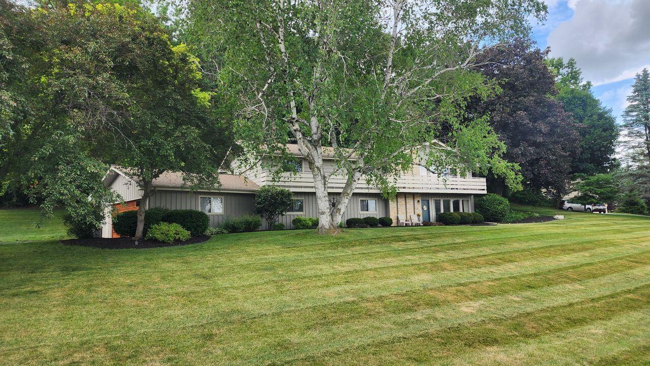 W290S2811 Carmarthen Dr, Genesee, WI 53188