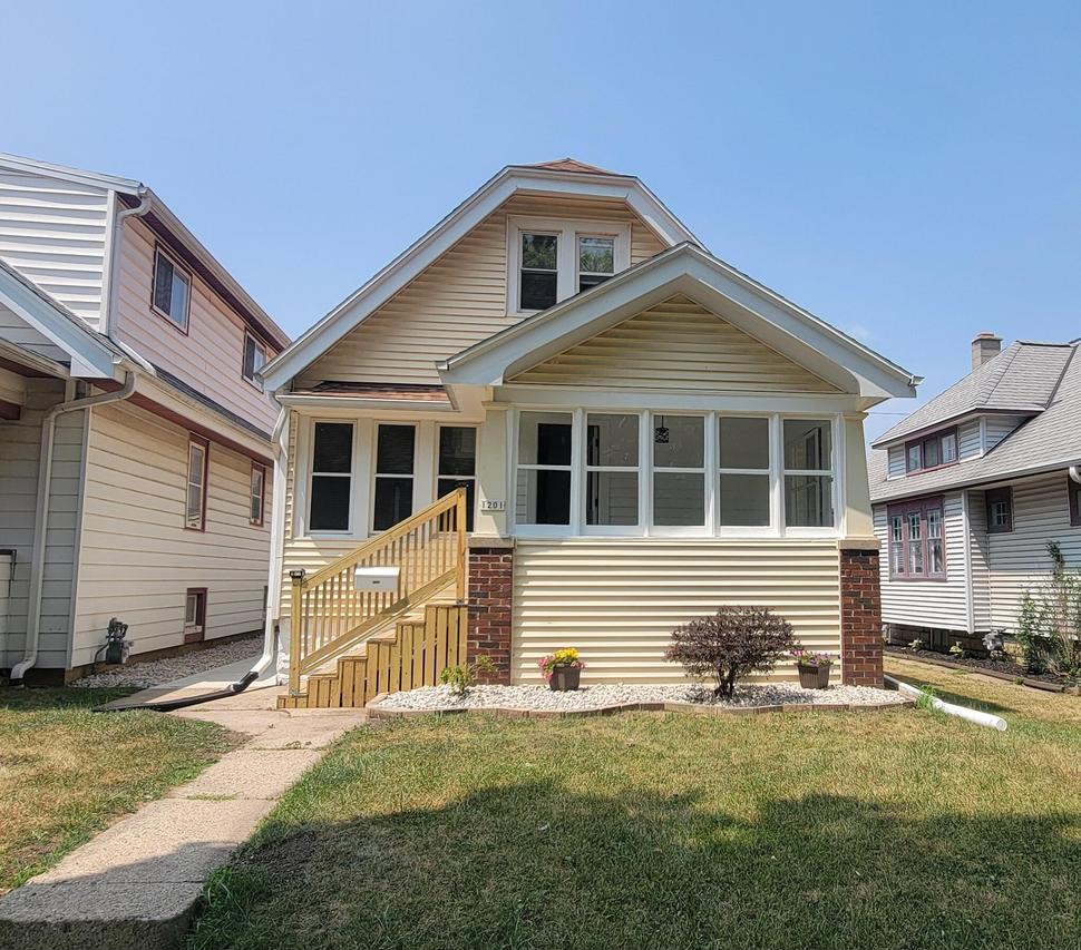 1201 S 75th St, West Allis, WI 53214