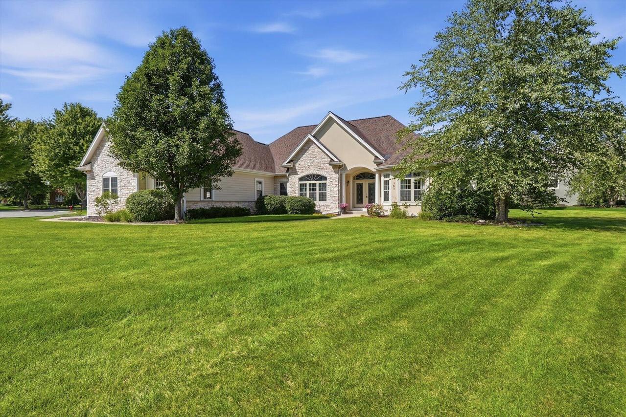 363 Sunshine Dr, Hartland, WI 53029