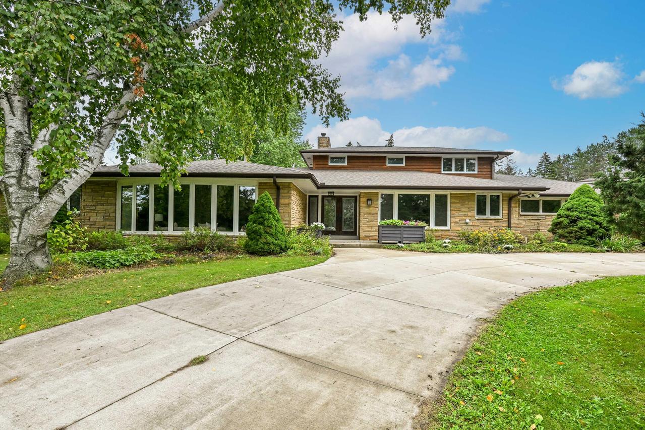 7550 N Pheasant Ln, River Hills, WI 53217