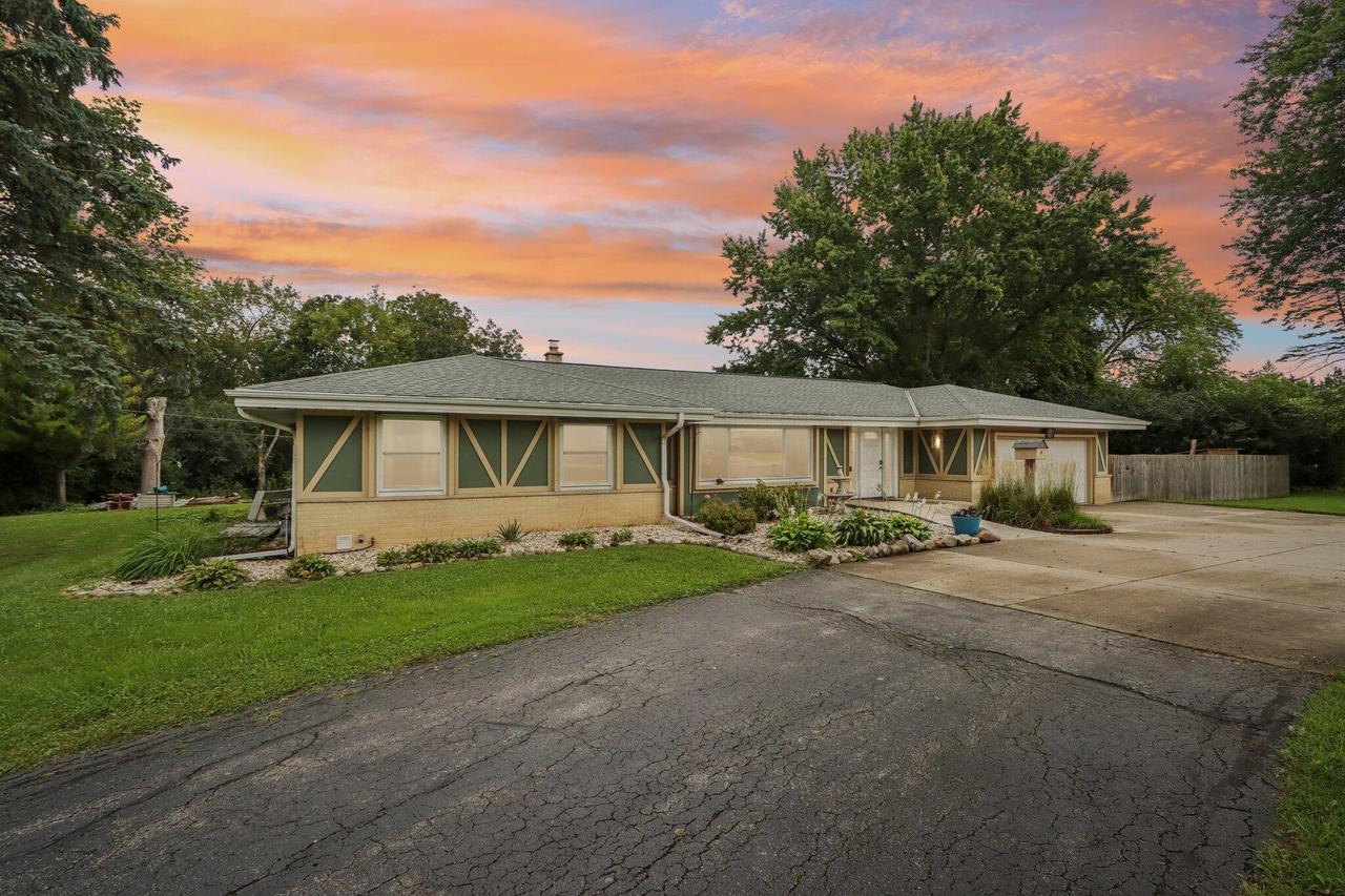 13716 W Lilac Ln, New Berlin, WI 53151
