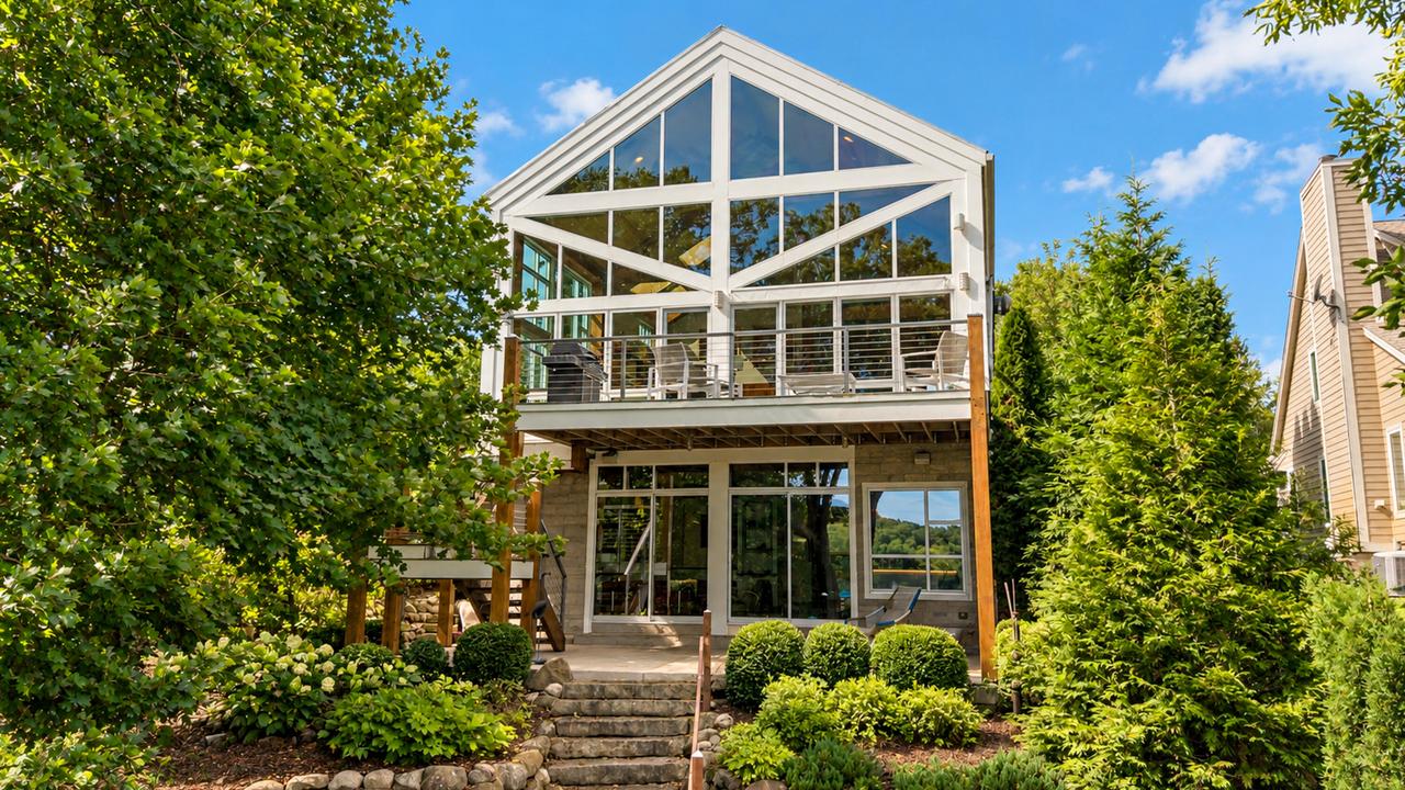 4982 Lake Dr, West Bend, WI 53095