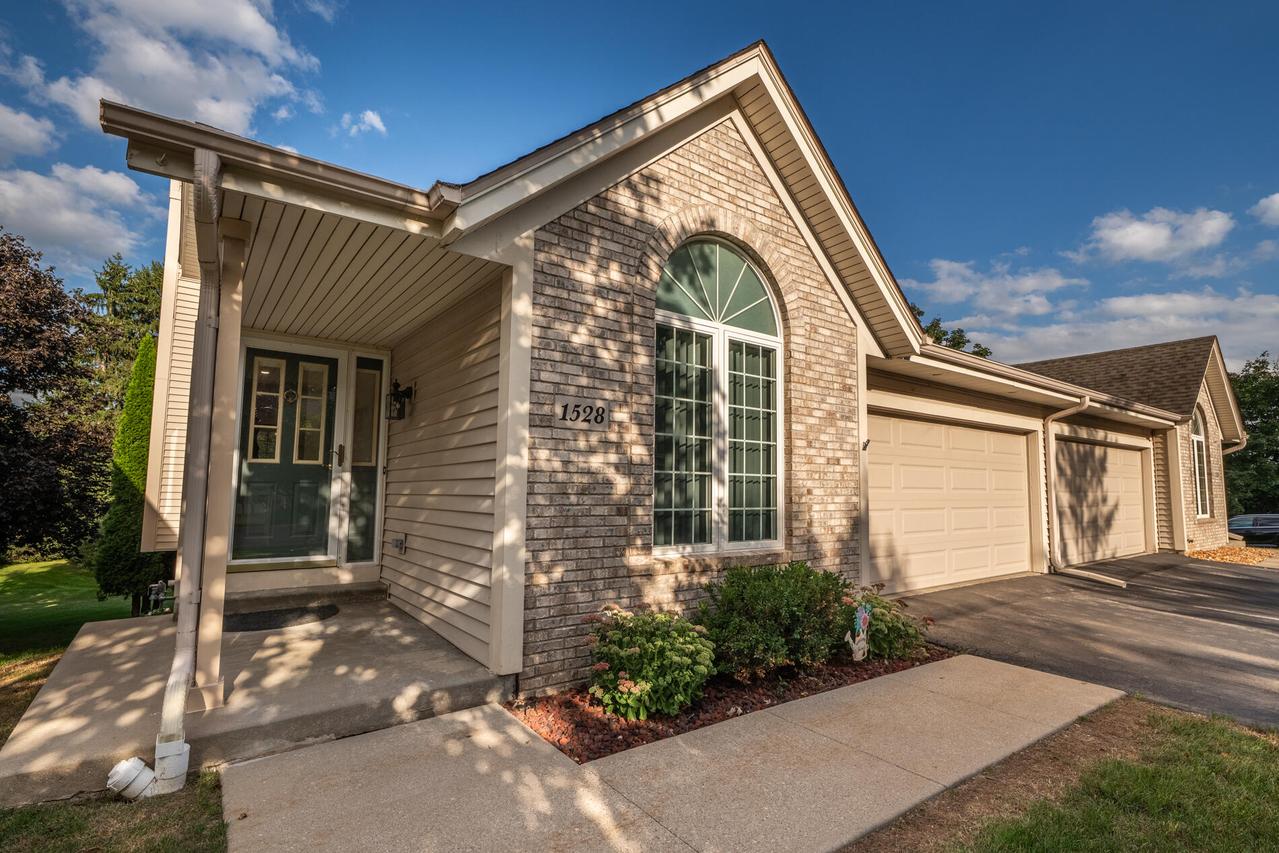1528 Quietwood Ln, West Bend, WI 53090