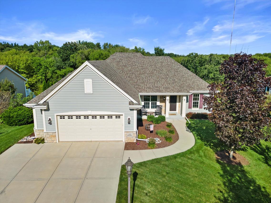 N173W19972 Creekside Dr, Jackson, WI 53037