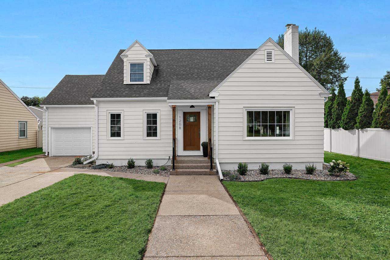 1208 Losey Blvd, La Crosse, WI 54601