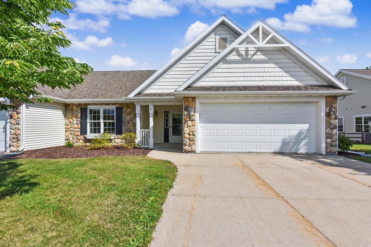 2 Cedar Ln, Elkhart Lake, WI 53020
