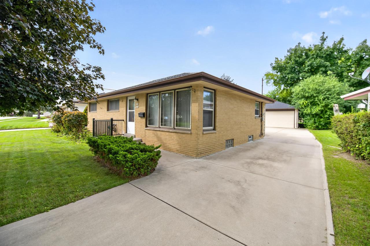 W149N8183 Winchester St, Menomonee Falls, WI 53051