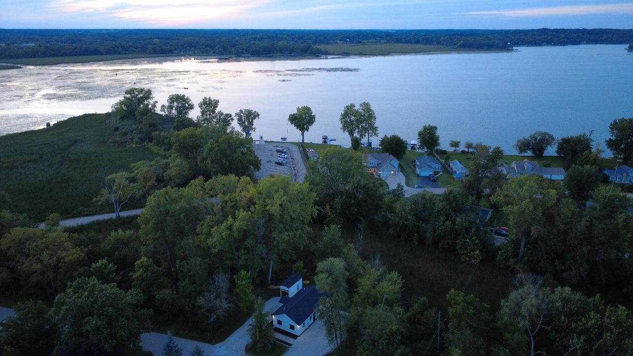 27612 114th St, Salem Lakes, WI 53179