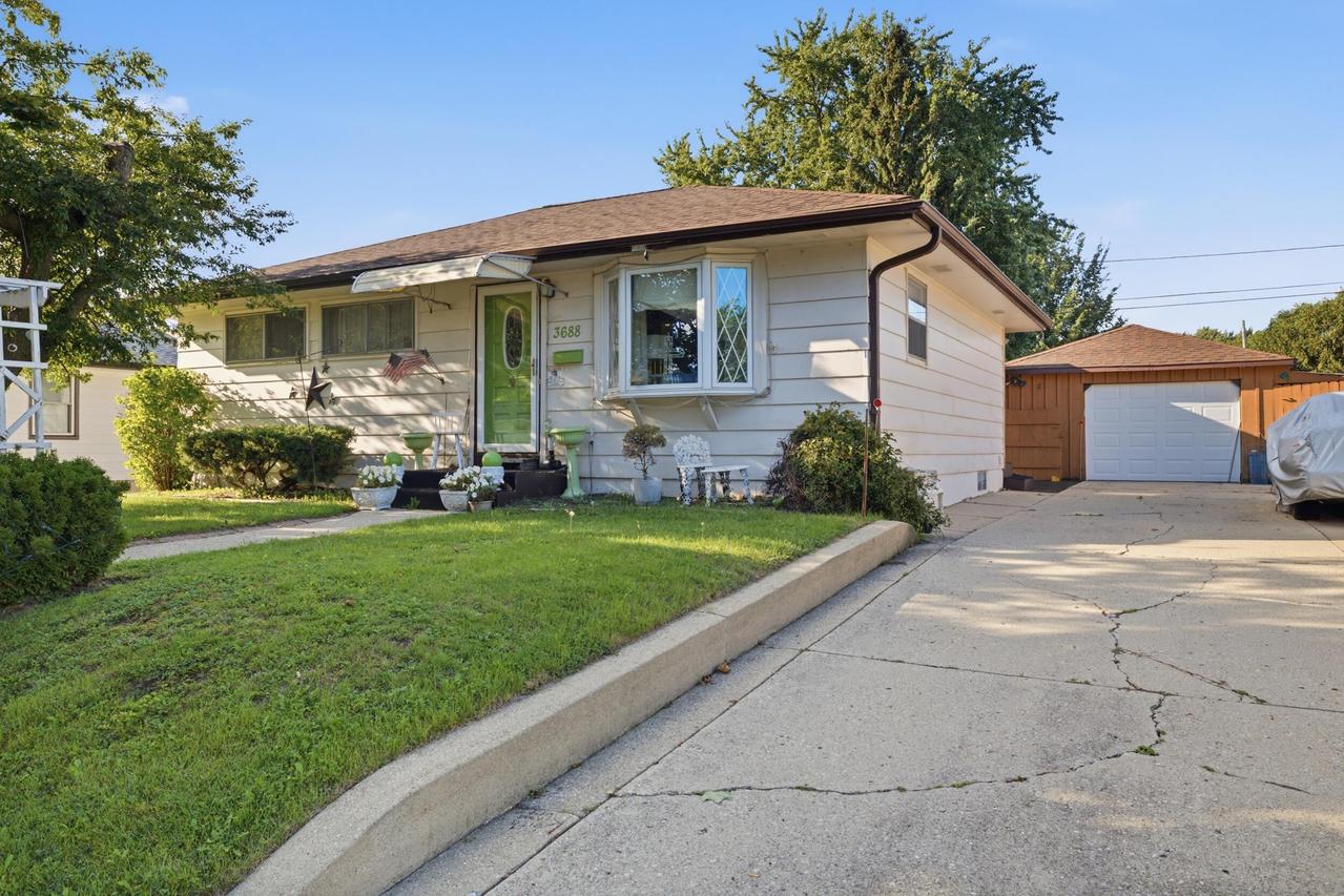 3688 E Klieforth Ave, Cudahy, WI 53110