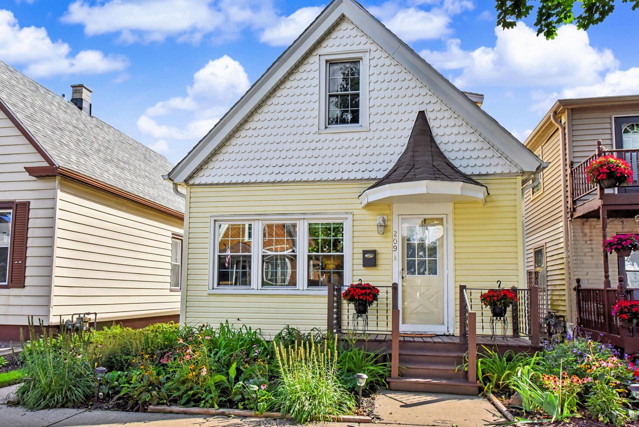 209 E Montana St, Milwaukee, WI 53207