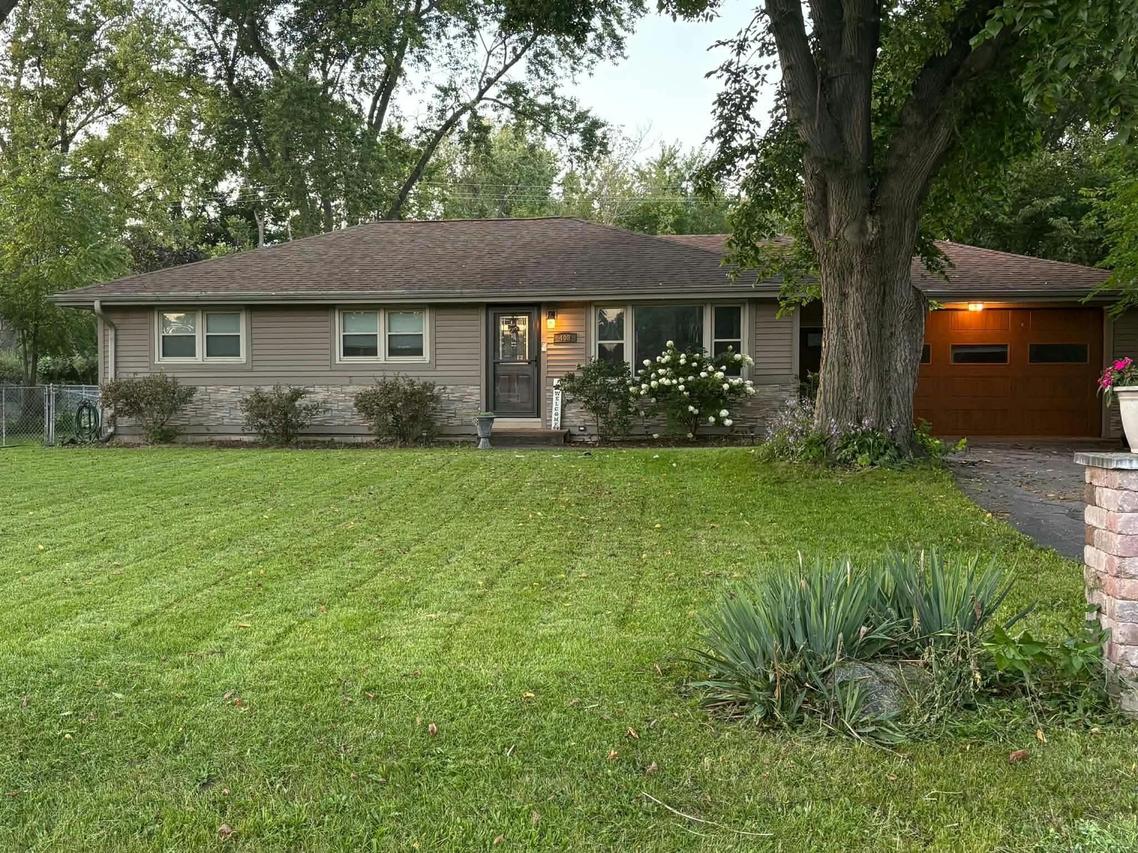 408 Oakhurst Ave, Union Grove, WI 53182