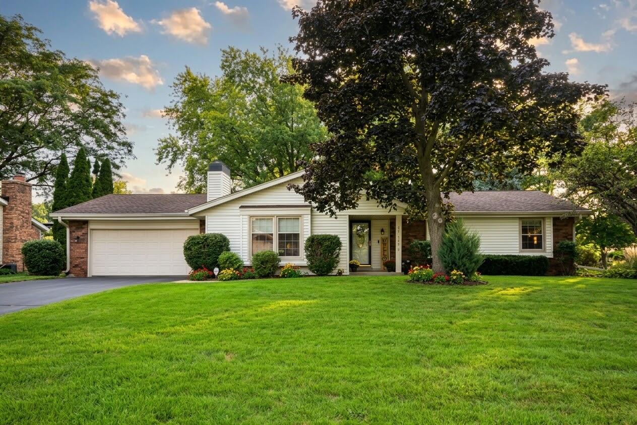 W220N2767 Maplewood Ln, Pewaukee, WI 53186