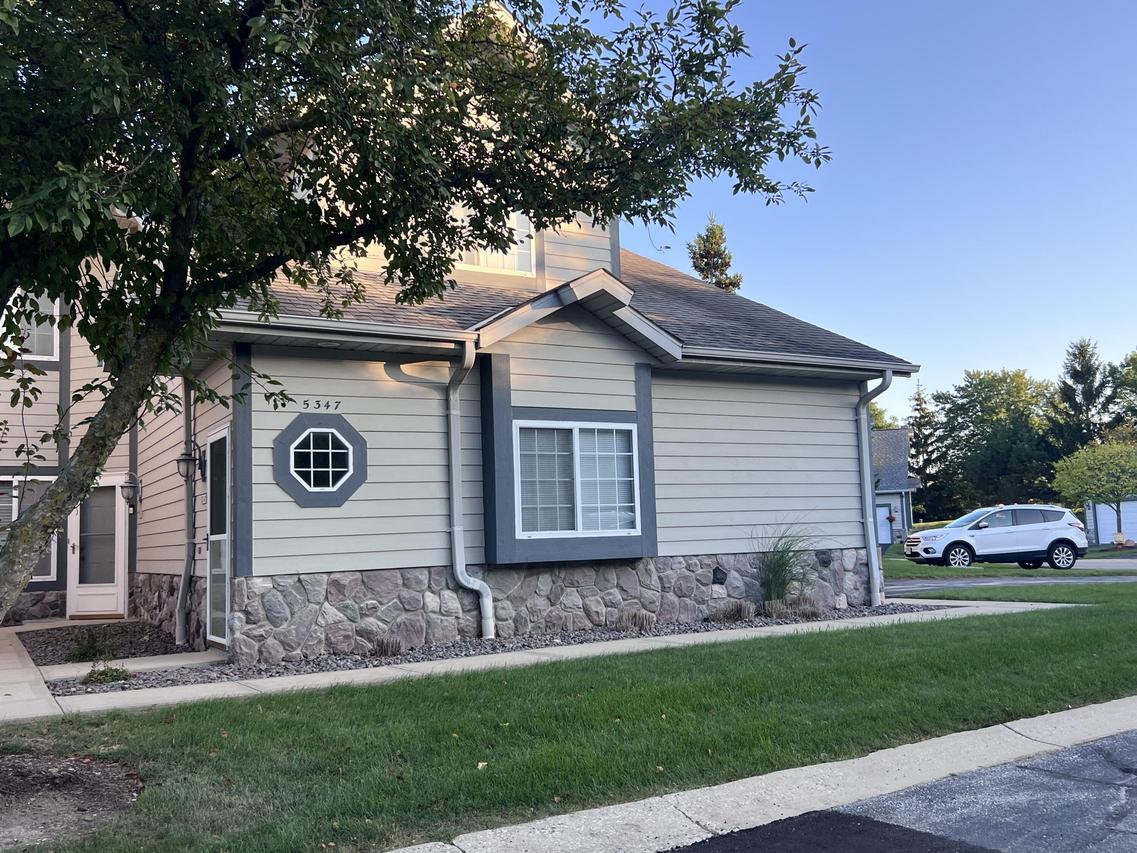 5347 S Hidden Dr, Greenfield, WI 53221