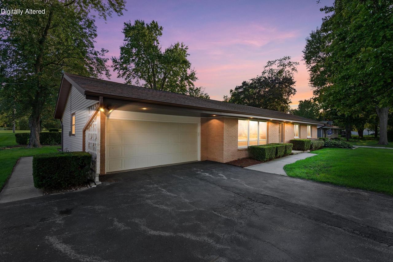 1501 E Fitzsimmons Rd, Oak Creek, WI 53154