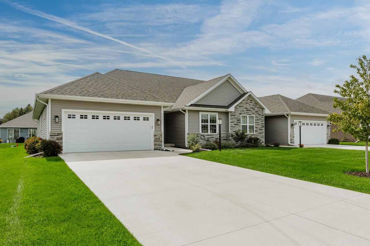 5235 Briarwood Cir #28, Caledonia, WI 53402