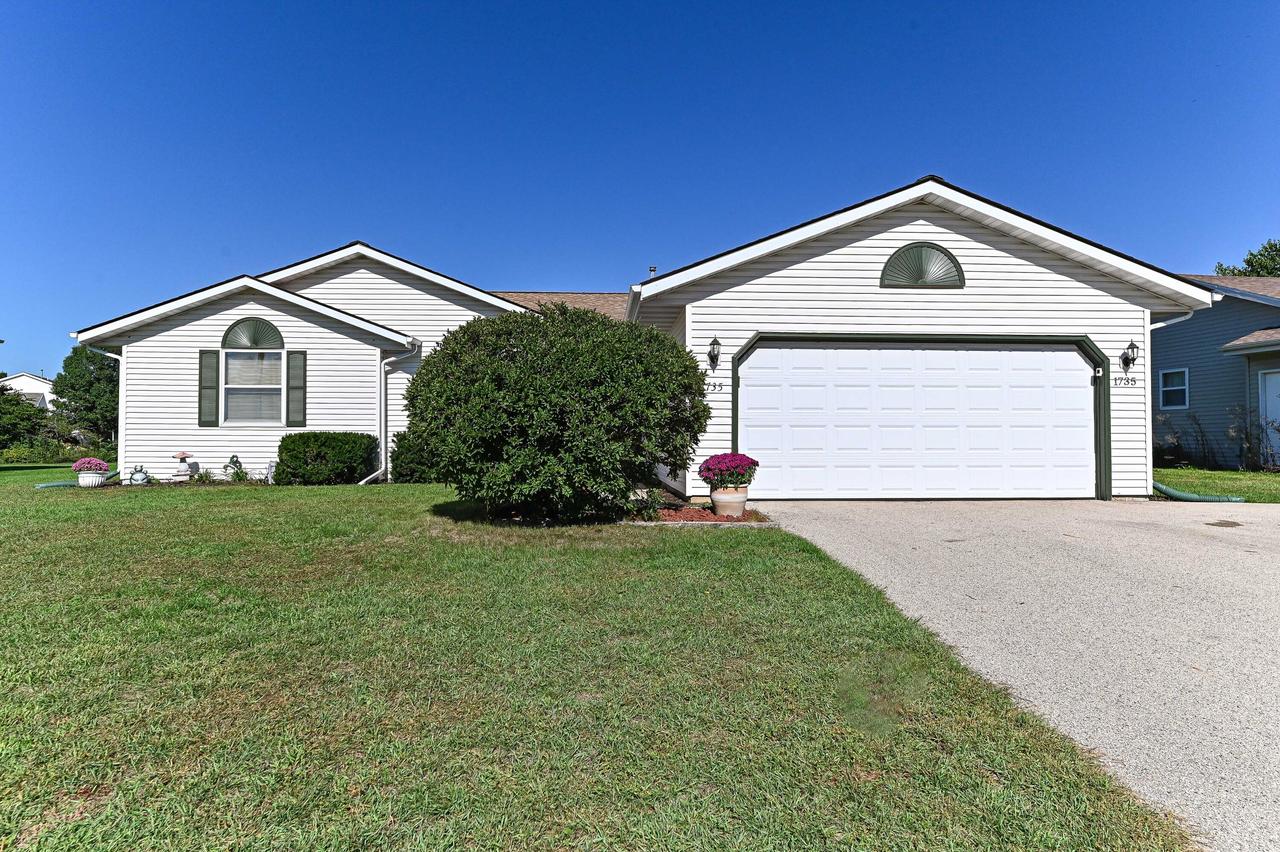1735 Thomas Dr, East Troy, WI 53120