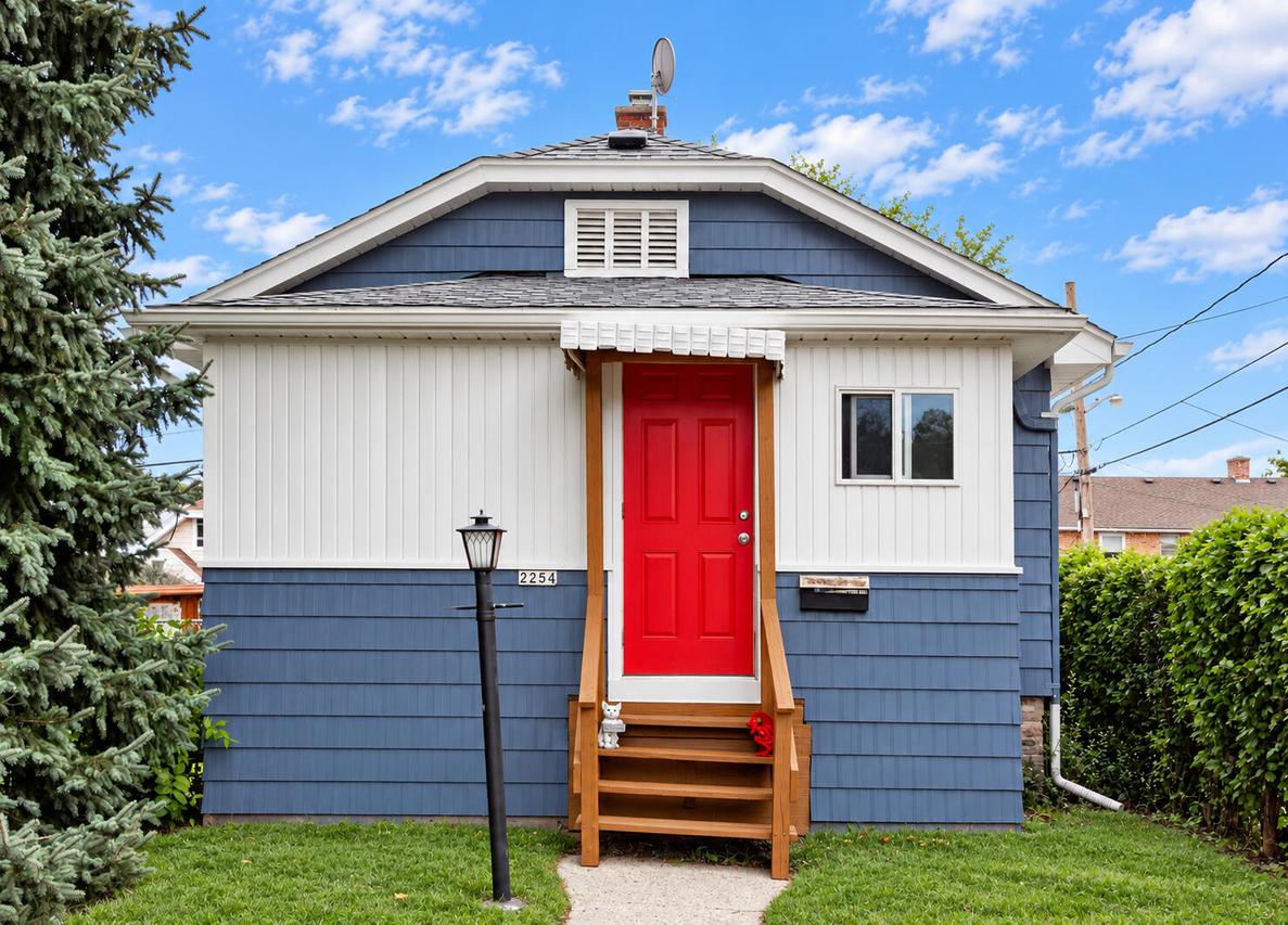 2254 S 75th St, West Allis, WI 53219