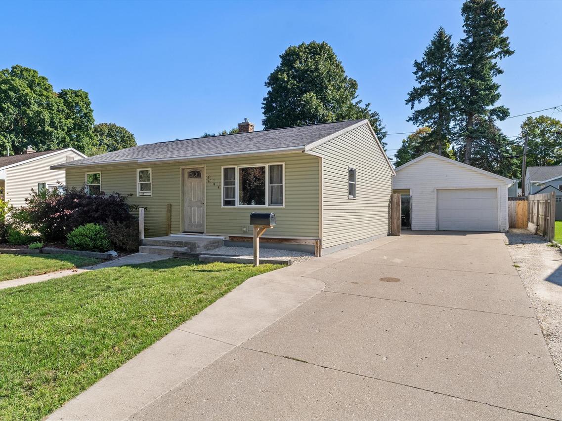 811 Schroeder Dr, Manitowoc, WI 54220