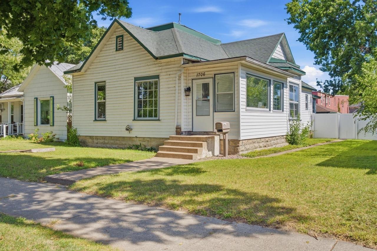 1706 Kane St, La Crosse, WI 54603