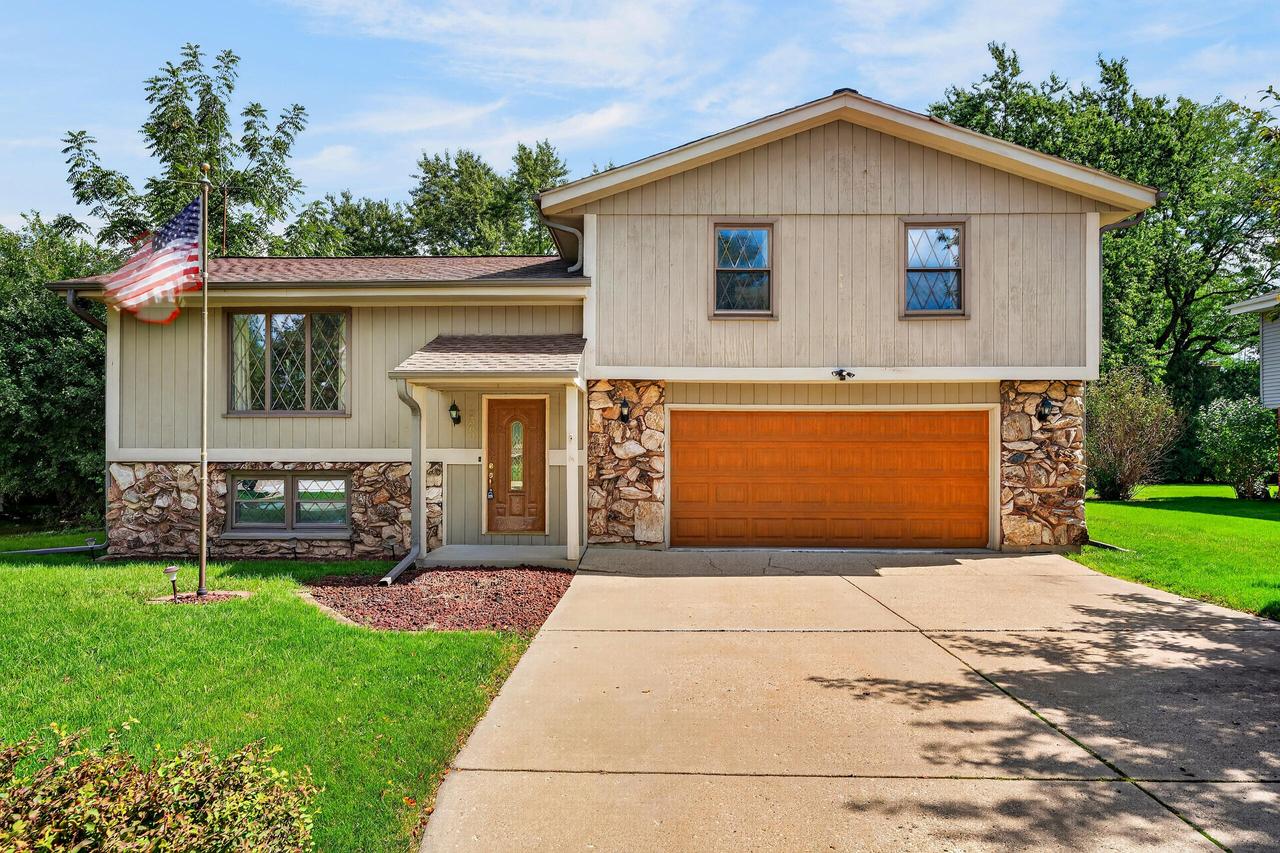 3560 S Oakdale Dr, New Berlin, WI 53151