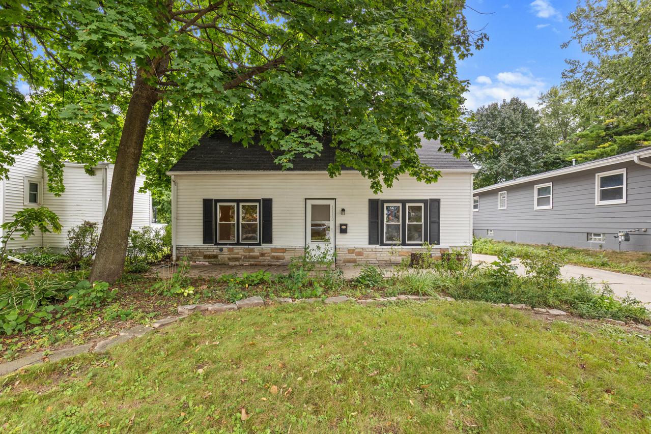 1110 S 123rd St, West Allis, WI 53214
