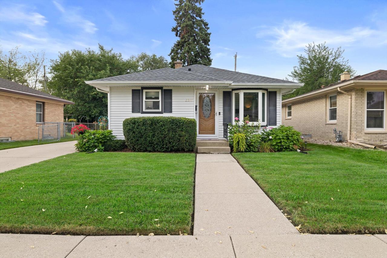 2317 Gillen St, Racine, WI 53403