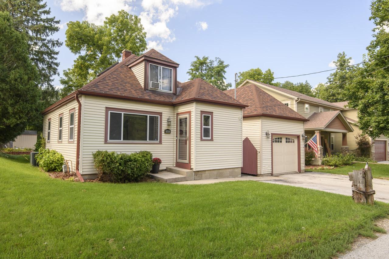 2027 W Shore Dr, Delafield, WI 53018
