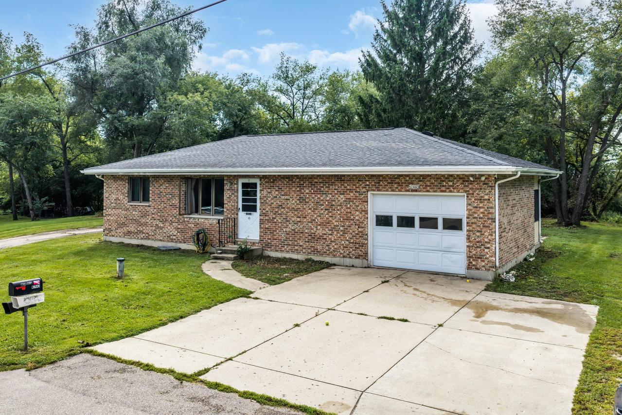 N2443 N Giles Dr, Bloomfield, WI 53105