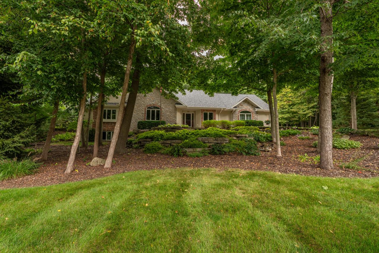260 Glacial Dr, Slinger, WI 53086
